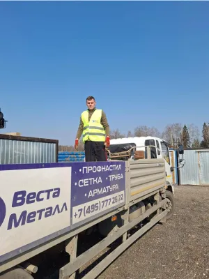 Бортовой грузовик «Веста Металл» с профнастилом, сеткой и арматурой готов к рейсу